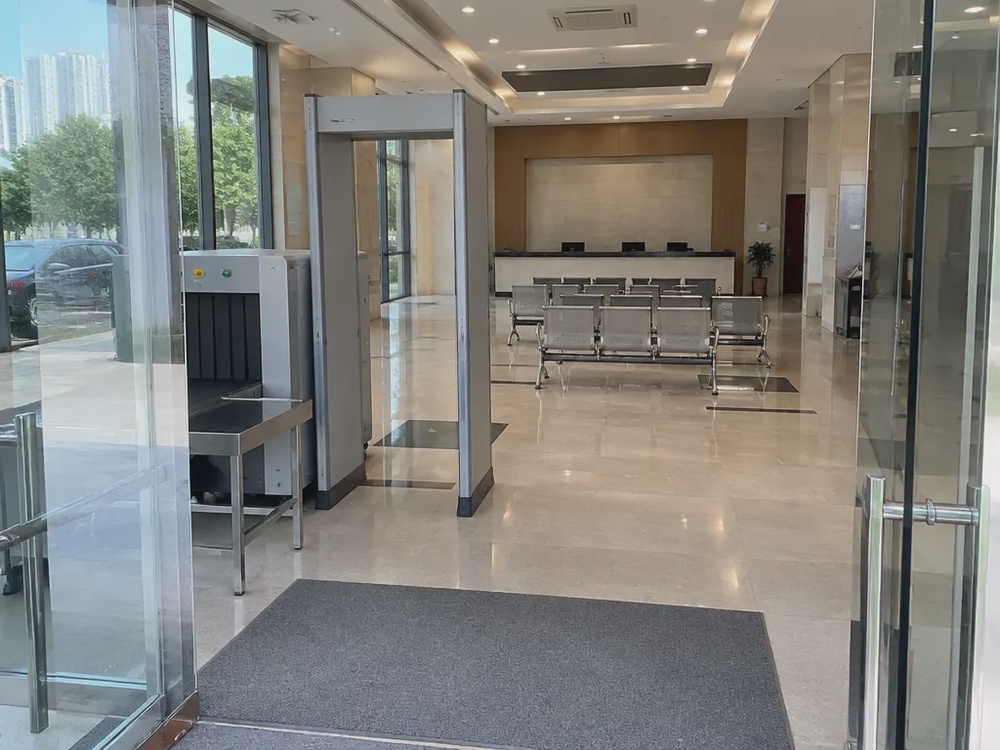 公共机构入口与等候区示意，并非反贪会总部实际现场。