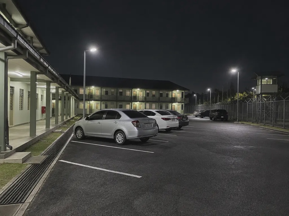 夜间军营停车区域的环境示意，并非新街场军营实际案发地点。