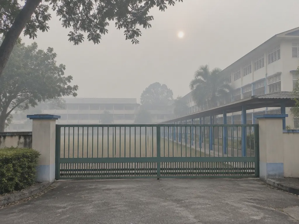 示意图：烟霾笼罩下，大马学校大门紧闭，校园空无一人