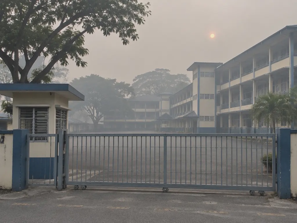 示意图:烟霾笼罩下的本地学校大门紧闭,校园空无一人