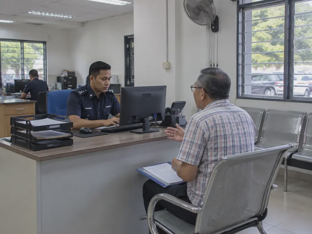 长者在警察局报案柜台向警员报案的泛指示意图
