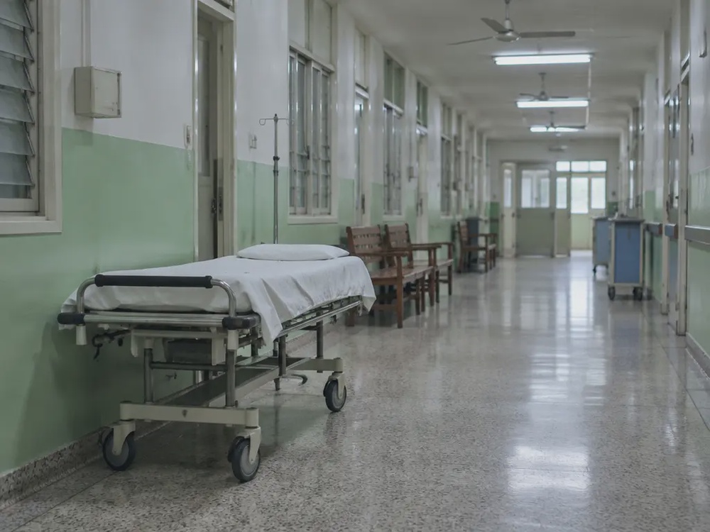示意图:医院走廊上一张无人陪伴的空推床