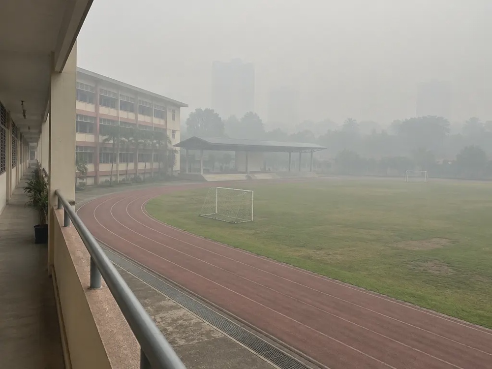 烟霾中空无一人的学校操场