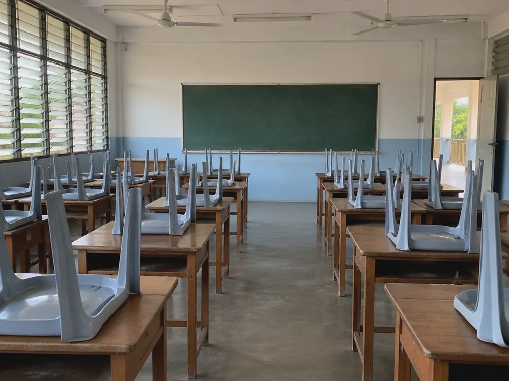 放假期间空无一人的本地小学课室，椅子叠放在桌上