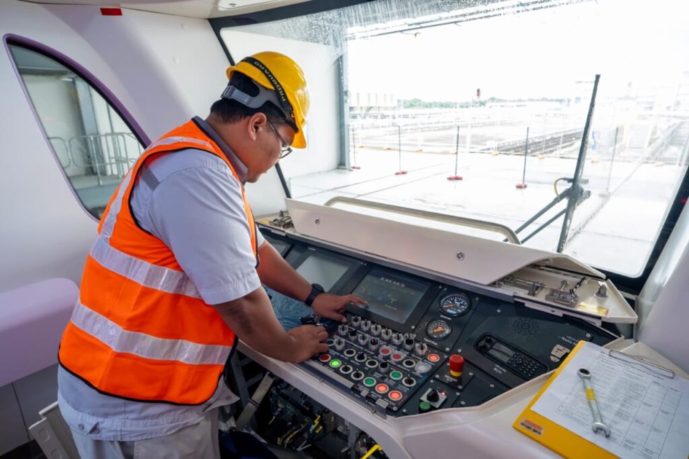 Image from: Selangor Sultan commends 13,000-strong workforce of Prasarana and MRCB over LRT3 success