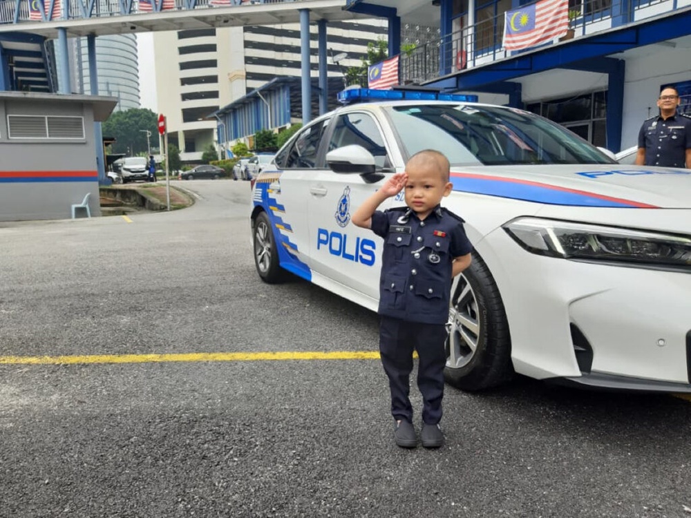 Image from: Four-year-old cancer patient trades hospital routine for dream police ride