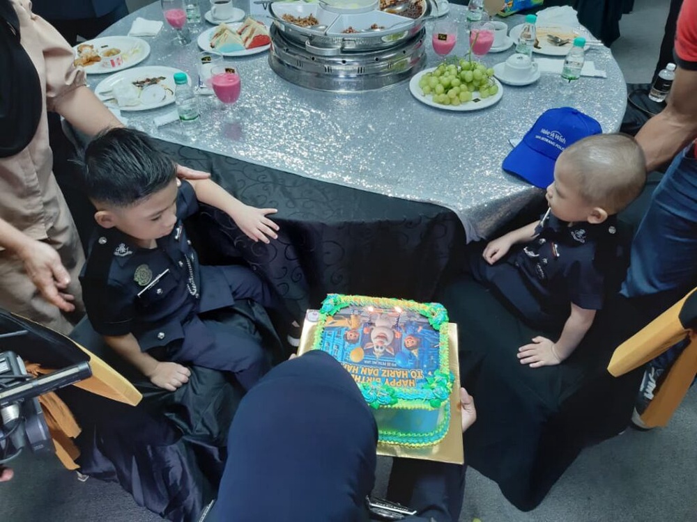 Image from: Four-year-old cancer patient trades hospital routine for dream police ride