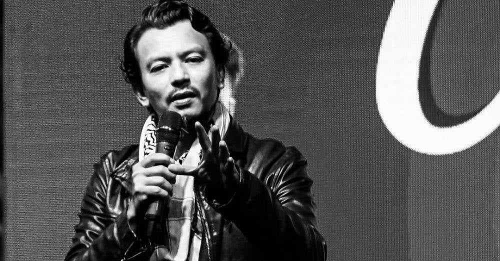 Image from: Faizal Tahir sanggup tidur atas tikar, menyamar jadi ‘Ahmad’ bantu mangsa banjir enggan dikenali. 'Kantoi ada orang buka YouTube...'