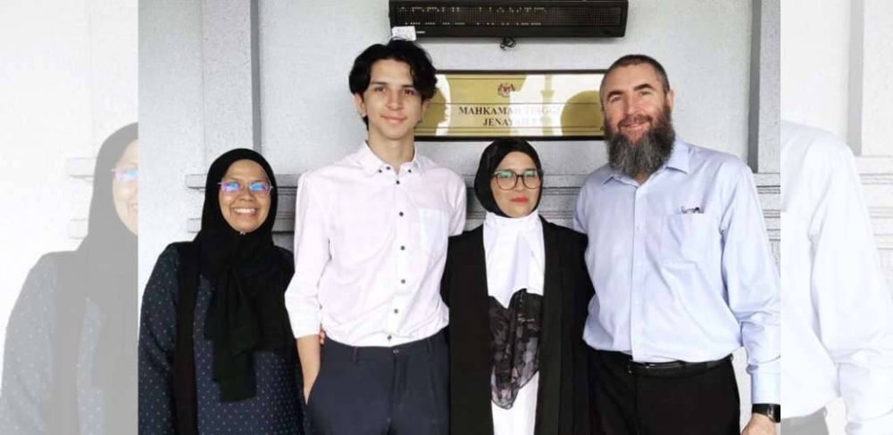 Image from: Tak ada SPM, ibu ini bangkit jadi peguam selepas anak didakwa kes bunuh — 'Saya belajar demi selamatkan dia'