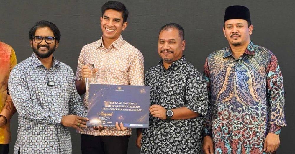 Image from: 'Bangga dengan awak selalu, memang layak...' Reaksi Bella Astillah undang perhatian, buku Syed Saddiq menang anugerah