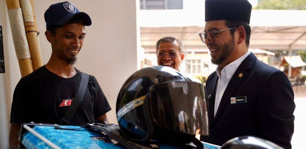 Image from: 'Alhamdulillah, tiket umrah ni untuk mak' – Niat bawa ibu ke Tanah Suci tercapai, kisah Abang Minyak Hitam Jalanan sentuh hati ramai