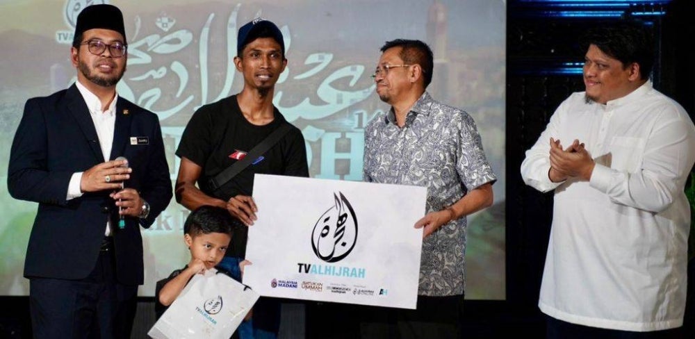 Image from: 'Alhamdulillah, tiket umrah ni untuk mak' – Niat bawa ibu ke Tanah Suci tercapai, kisah Abang Minyak Hitam Jalanan sentuh hati ramai
