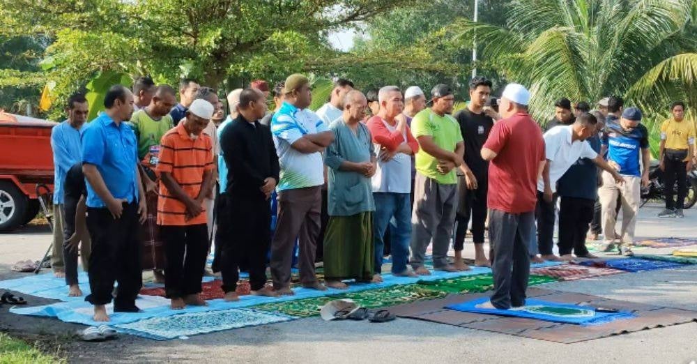Image from: Solat hajat berjemaah dianjur, Khairil Izani kanak-kanak jatuh longkang dibawa arus deras belum ditemui