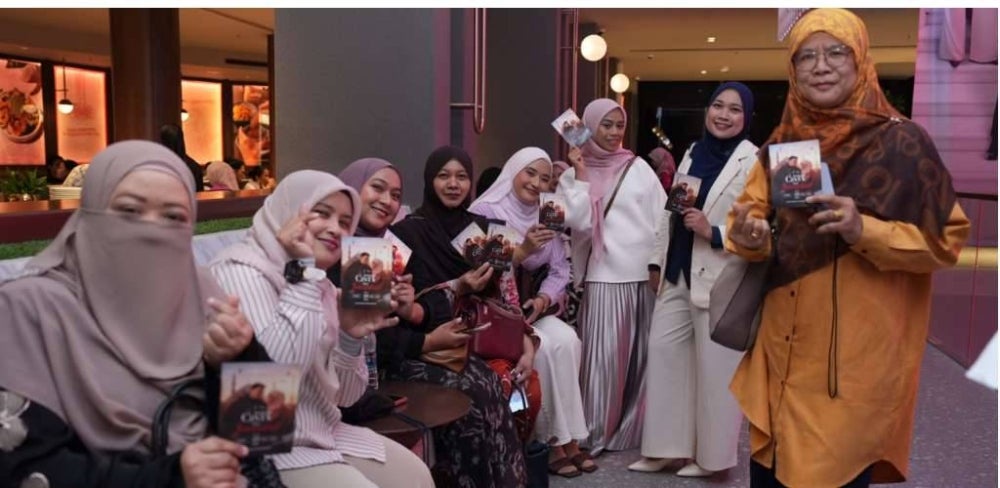 Image from: ‘Saya 'quit' sebab tak pandai berlakon, fokus nyanyian’ – Amira Othman pilih haluan sendiri, Fattah Amin beri sokongan penuh