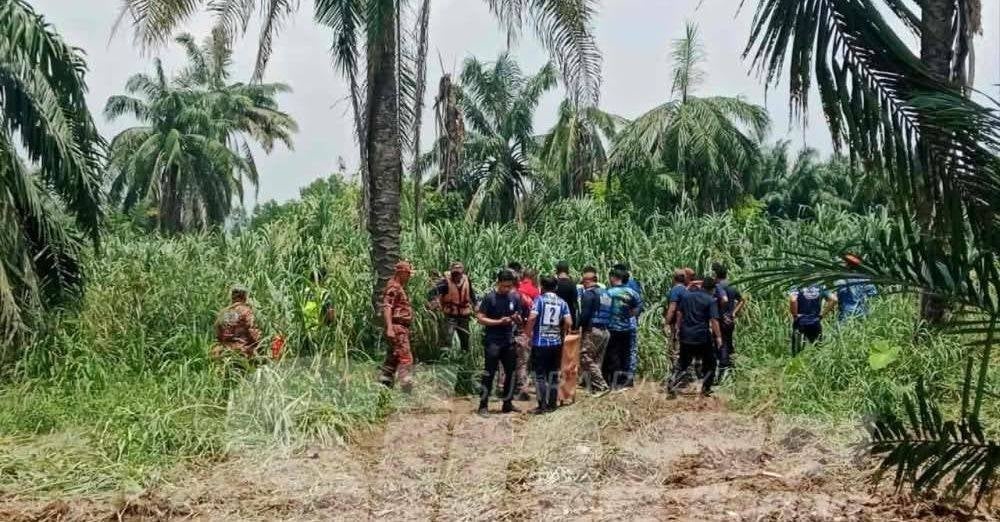 Image from: Jatuh di Puncak Alam, ditemui di Sungai Buloh, dibawa arus 10km, mayat dipercayai Khairil Izani ditemukan di tebing sungai