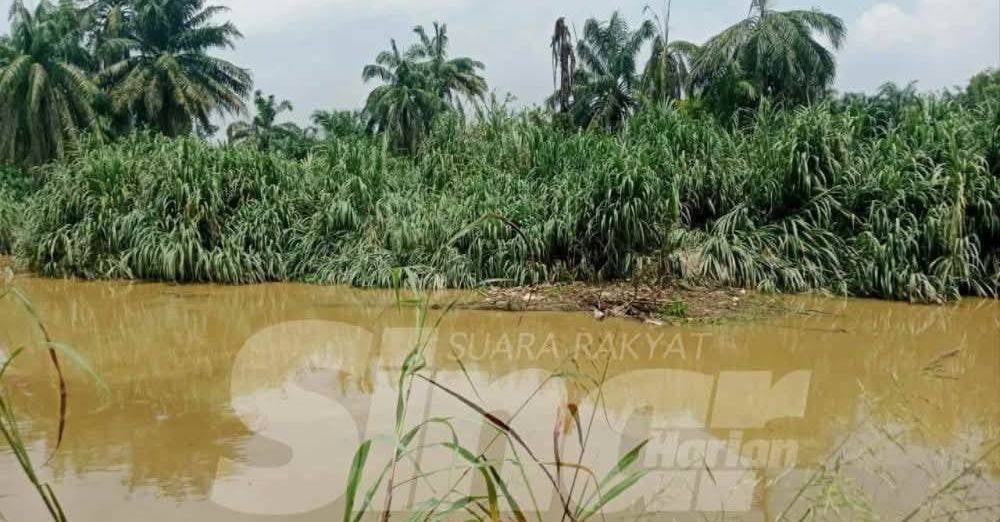 Image from: Jatuh di Puncak Alam, ditemui di Sungai Buloh, dibawa arus 10km, mayat dipercayai Khairil Izani ditemukan di tebing sungai