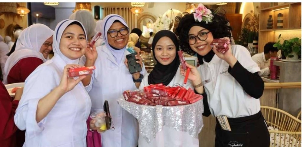 Image from: Inspirasi ibu & Anas Zahrin, Ashhry Atan tak lokek belanja lebih 500 jururawat makan percuma, siap peruntuk RM10,000!