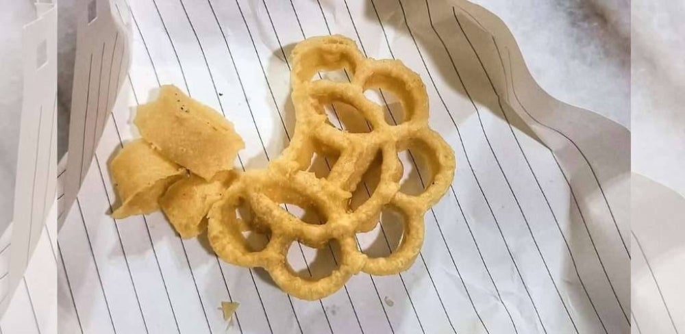 Image from: Pelajar sanggup menyorok belakang tiang, malu beri cikgu kuih ros patah – 'Hadiah Hari Guru buat saya bergenang air mata'