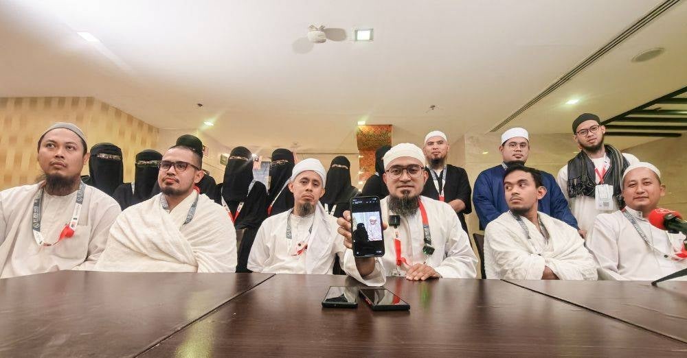 Image from: ‘Mak potong gaji sendiri’ -Berkat RM10 sebulan sejak kecil, 10 beradik tunai haji usia muda serentak
