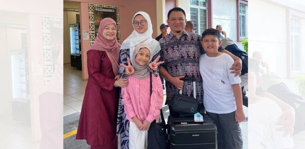 Image from: ‘Mummy meraung, tudung dah melepet...’ Fadhlina Sidek sebak kongsi momen hantar anak sambung pengajian, Maryam bakal sambung legasi ibu