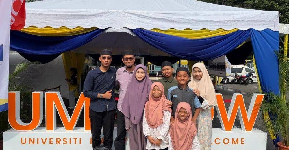 Image from: 'Doa umi, abi sentiasa mengiringi' -Impian Ustazah Asma' 25 tahun lalu tercapai, anak lelaki daftar masuk Universiti Malaya
