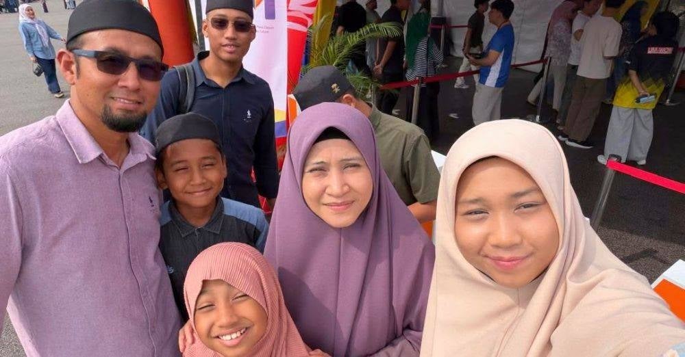 Image from: 'Doa umi, abi sentiasa mengiringi' -Impian Ustazah Asma' 25 tahun lalu tercapai, anak lelaki daftar masuk Universiti Malaya