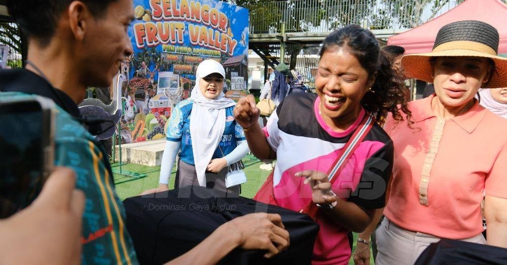 Image from: Harga murah, keriangan maksimum! Selangor Fruit Valley 1,000 hektar syurga buah, destinasi agropelancongan wajib anda terokai!