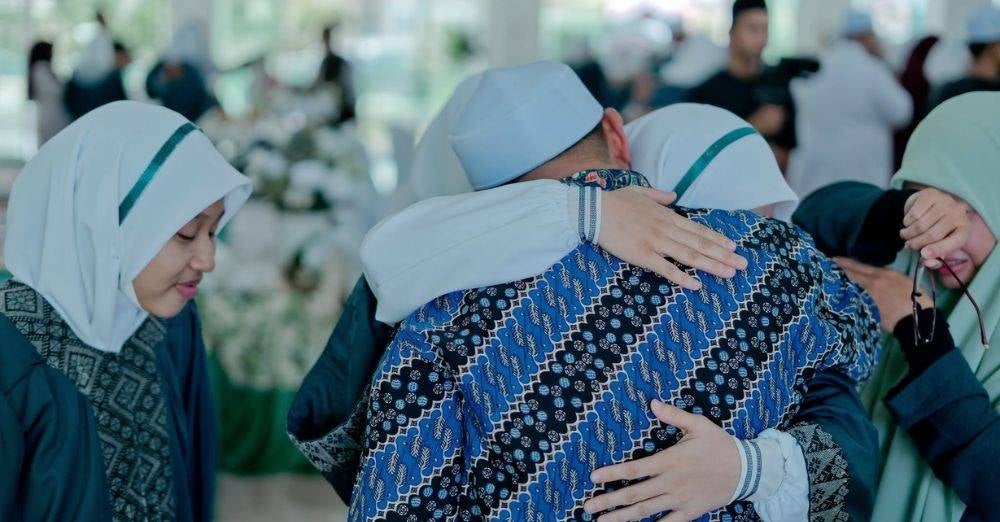 Image from: 3 puteri terima sijil huffaz serentak, pasangan suami isteri sebak anak selesai hafalan 30 juzuk. 'Hadiah terbesar ibu dan ayah'