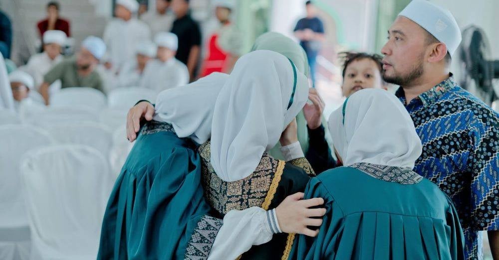 Image from: 3 puteri terima sijil huffaz serentak, pasangan suami isteri sebak anak selesai hafalan 30 juzuk. 'Hadiah terbesar ibu dan ayah'