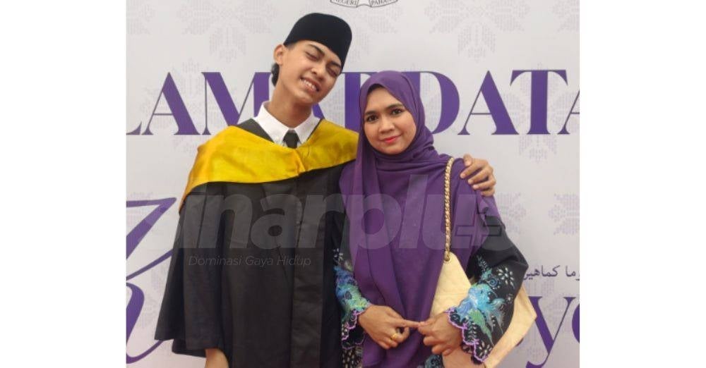 Image from: 'Sebak tengok anak melangkah tanpa ayahnya' - Hadie anak sulung Suhaimi Saad konvokesyen, Ina Naim luah rasa sayu