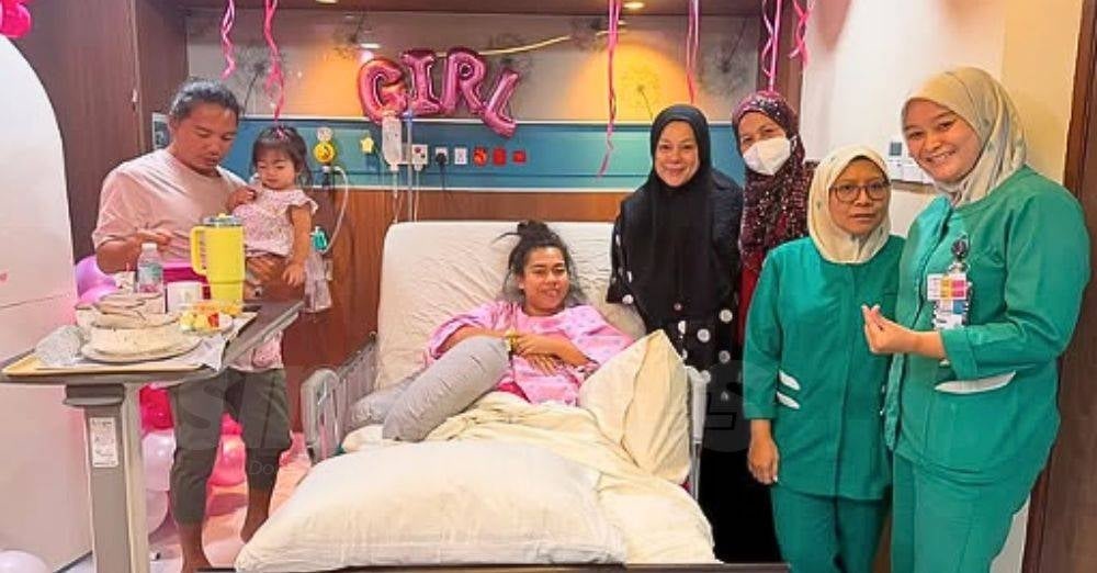Image from: 'Welcome to the world Aisa Zaina.' Shiera, Jatt Ali timang cucu kedua