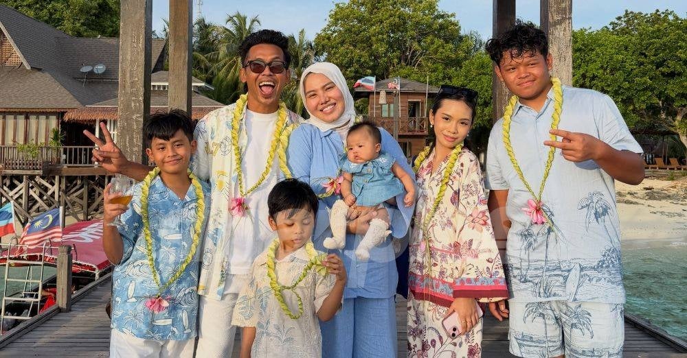 Image from: Watie ziarah pusara Siti Sarah buat warganet tersentuh, tanda kasih tak pernah padam. 'Arwah baik orangnya, Watie juga baik'