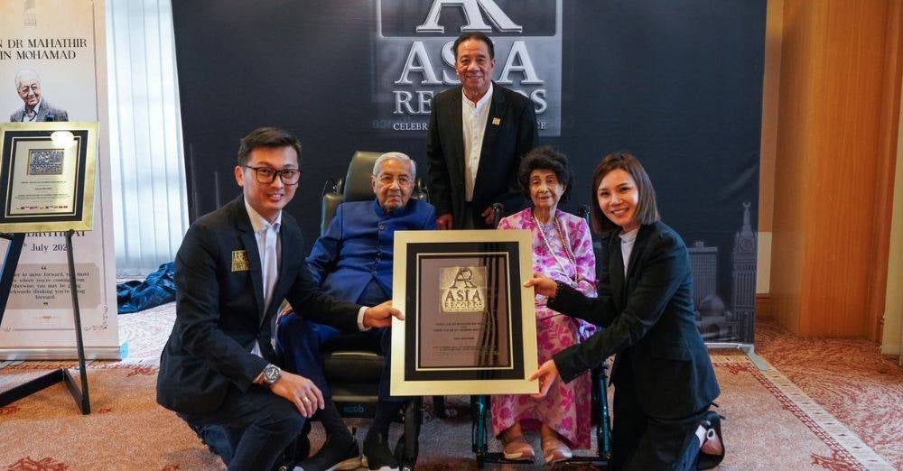 Image from: Diiktiraf pasangan pertama bekas ketua kerajaan masih hidup di Asia, ketahui 6 amalan gaya hidup sihat Tun M & Tun Dr Hasmah 