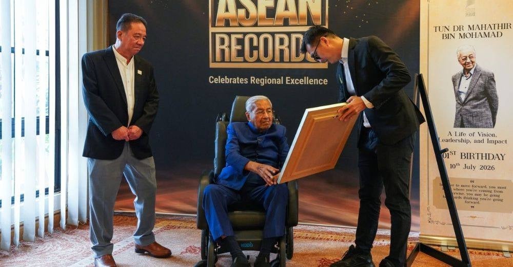 Image from: Diiktiraf pasangan pertama bekas ketua kerajaan masih hidup di Asia, ketahui 6 amalan gaya hidup sihat Tun M & Tun Dr Hasmah 