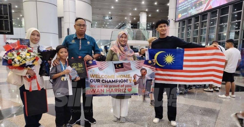 Image from: Harumkan nama Malaysia! Anak Melayu juara peringkat dunia, Wan Harriz anak pemandu bas, ulat buku seawal usia 5 tahun