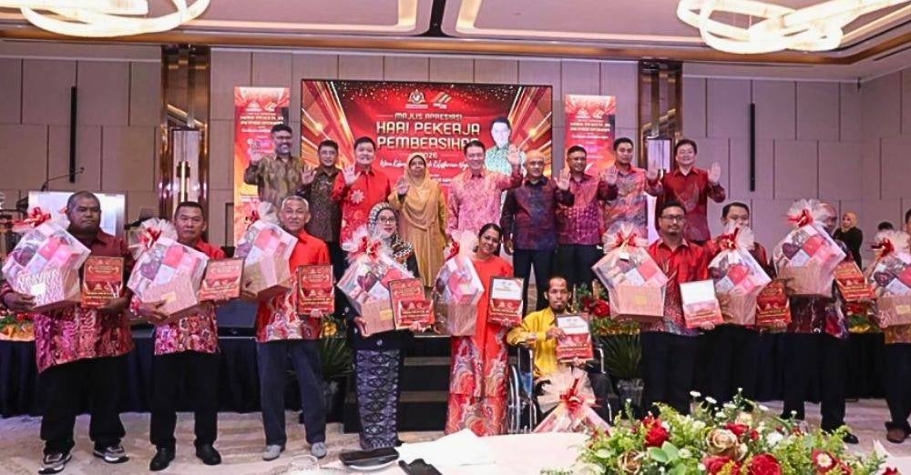 Image from: Tak mampu tahan air mata, M Kavita sebak lihat 5 anak dibesarkan susah payah kini berjaya, raih Anugerah Khas