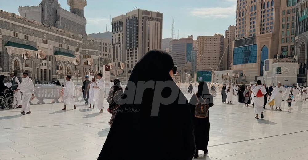 Image from: 'Solitude’... Fazura berada di Tanah Suci, warganet titip doa umrah yang mabrur