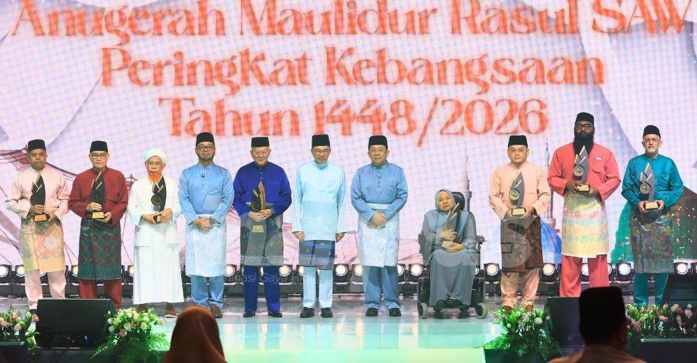 Image from: ‘Saya cuma nak berdakwah, tunjukkan aku jalan’ – Doa Muhammad Mikhael terjawab, terima Tokoh Saudara Baru Cemerlang Anugerah Maulidur Rasul