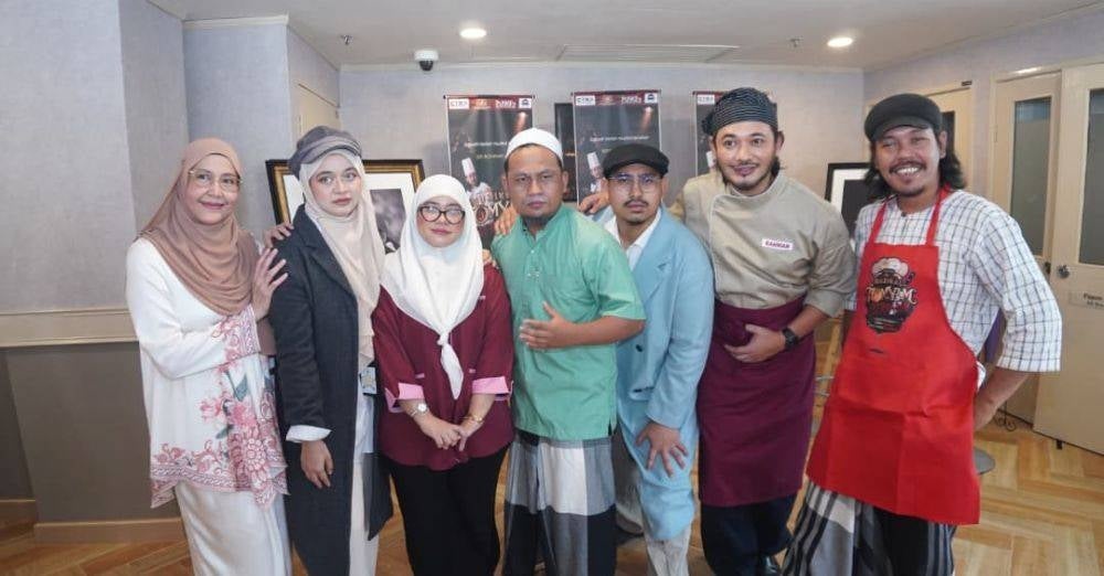 Image from: ‘Dulu kena angkat kalau nak pergi tandas’ – Pernah terlantar 3 bulan akibat autoimun, Karl Shafek kembali ke pentas selepas 8 tahun