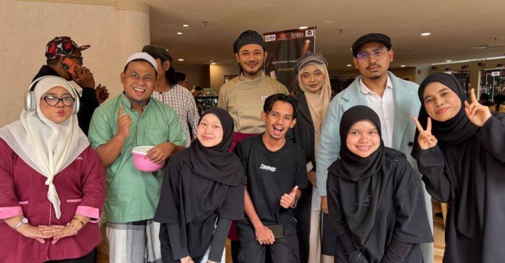 Image from: ‘Dulu kena angkat kalau nak pergi tandas’ – Pernah terlantar 3 bulan akibat autoimun, Karl Shafek kembali ke pentas selepas 8 tahun