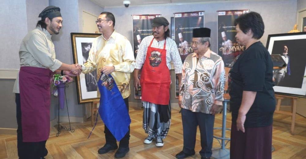 Image from: ‘Dulu kena angkat kalau nak pergi tandas’ – Pernah terlantar 3 bulan akibat autoimun, Karl Shafek kembali ke pentas selepas 8 tahun