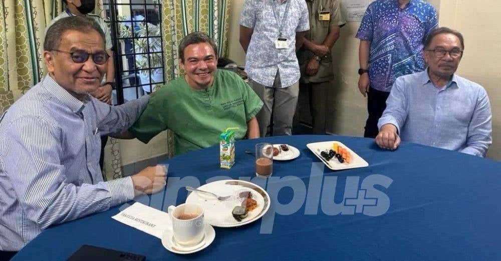 Image from: 'Anak pun sudah besar' - 4 tahun terima rawatan, Yasin akhirnya pulang dari Hospital Bahagia, kongsi video bunga api
