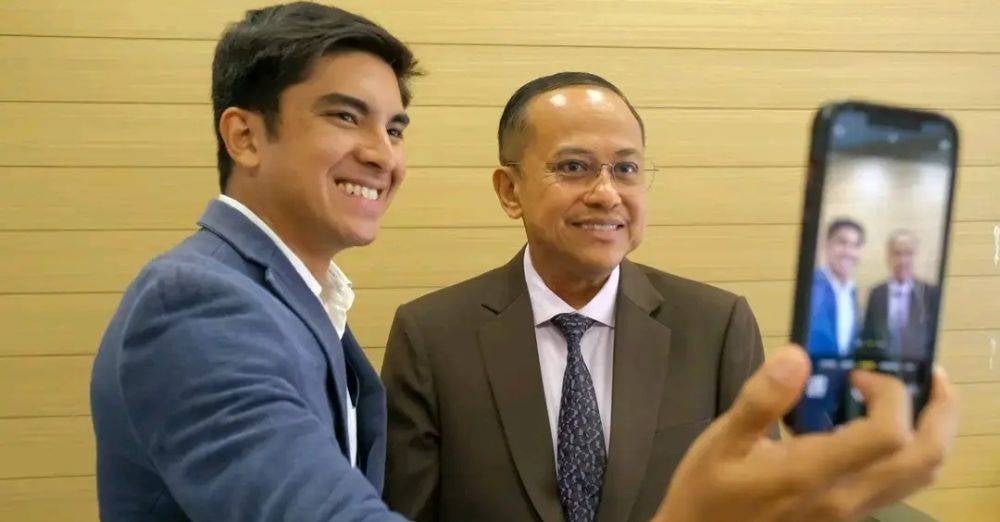 Image from: ‘Politik datang dan pergi, kedudukan tidak kekal selamanya’ – Syed Saddiq hantar sendiri kad kahwin kepada Ismail Sabri, Dr Sam