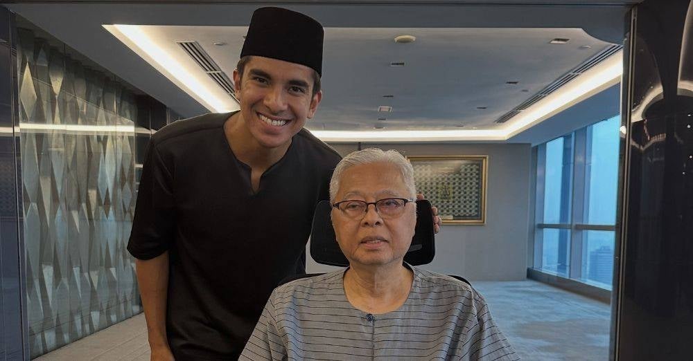 Image from: ‘Politik datang dan pergi, kedudukan tidak kekal selamanya’ – Syed Saddiq hantar sendiri kad kahwin kepada Ismail Sabri, Dr Sam
