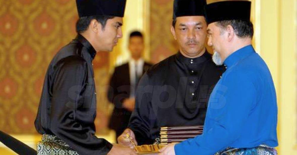 Image from: 'Sama-sama asaskan parti, usia 25 dicalon sebagai menteri' - Syed Saddiq hantar sendiri kad kahwin, kenang jasa Muhyiddin