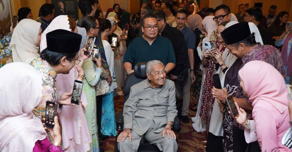 Image from: Sanggup berjaga hingga 4 pagi buat kek, Umie Aida tunaikan hasrat anak seni bertemu Tun M - ‘Dah macam festival filem’