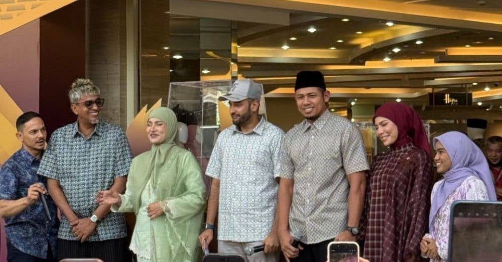 Image from: Bukan sekadar kain, ada kejutan emas di sebalik kempen ini, Elly Mazlein dan Nabil Ahmad turut meriahkan suasana