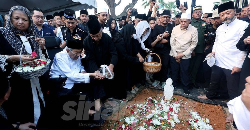 Image from: 'Dia sudah bersedia tinggalkan kita semua' - Mukhriz Mahathir kongsi detik akhir Tun Dr Hasmah, dedah Tun M sangat sedih