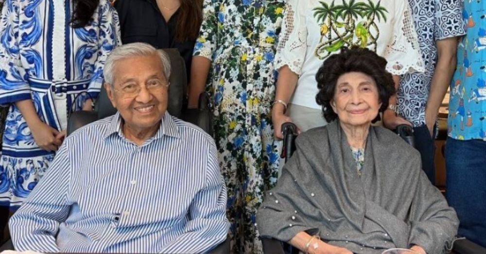 Image from:  'Tolong angkat buku, beri tuition Fizik percuma...' Kisah cinta Tun M & Tun Hasmah berputik di kolej perubatan
