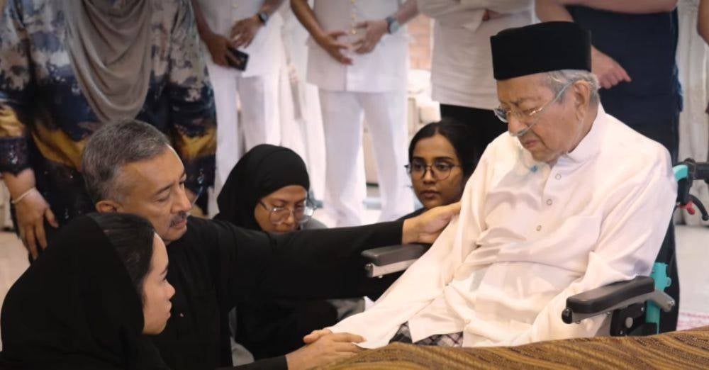 Image from:  'Tolong angkat buku, beri tuition Fizik percuma...' Kisah cinta Tun M & Tun Hasmah berputik di kolej perubatan